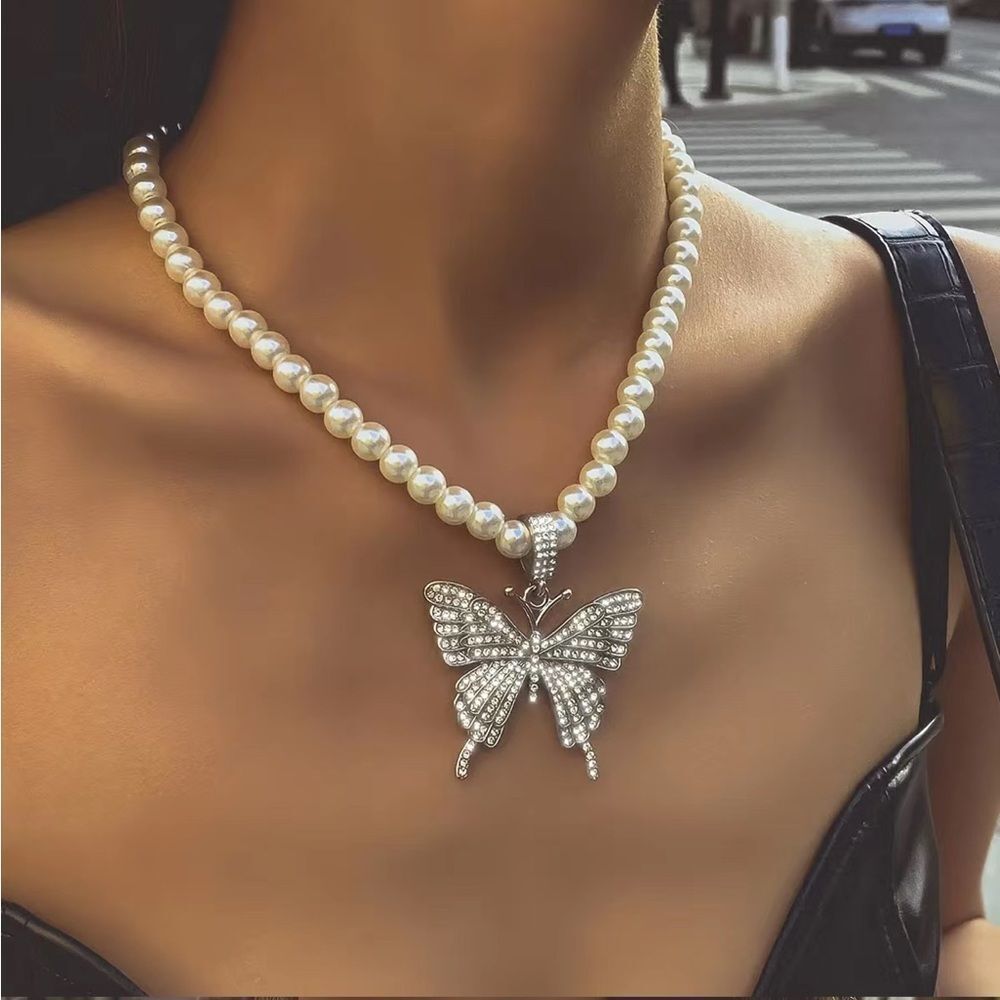 Pearls necklace with rhinestones butterfly